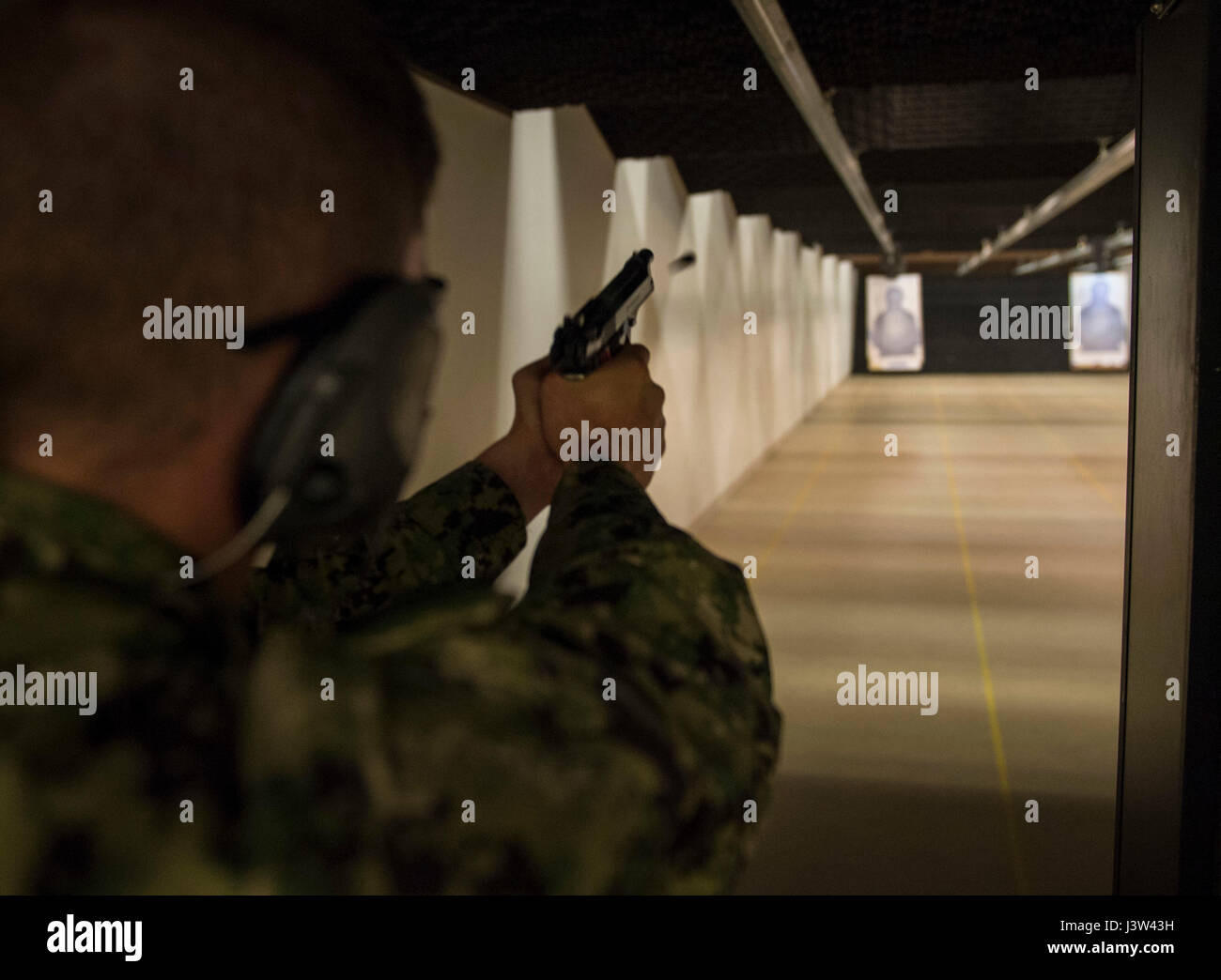 220124 N Fa490 1134 Manila Philippines Jan 24 2022 Gunner S Mate Seaman Summer Hart From Daytona Beach Florida Right And Electronics Technician Jay Kennedy From Corvallis Oregon Both Assigned To The Independence Variant Littoral Combat Ship