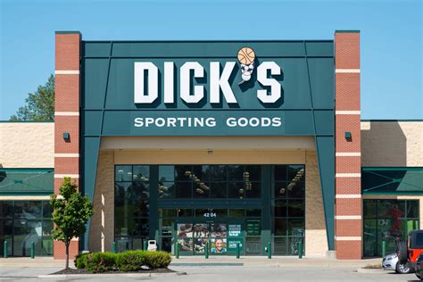 Dick S Sporting Goods To Revamp Stores To Appeal More To Women Bloomberg