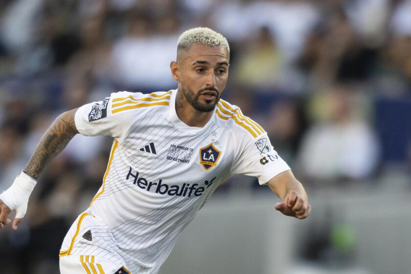 Diego Fag Ndez Short Handed Galaxy Play Dynamo To 1 1 Draw Extended