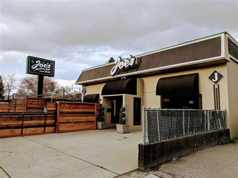 Joes Sports Bar and Grill: The Ultimate Game Day Spot